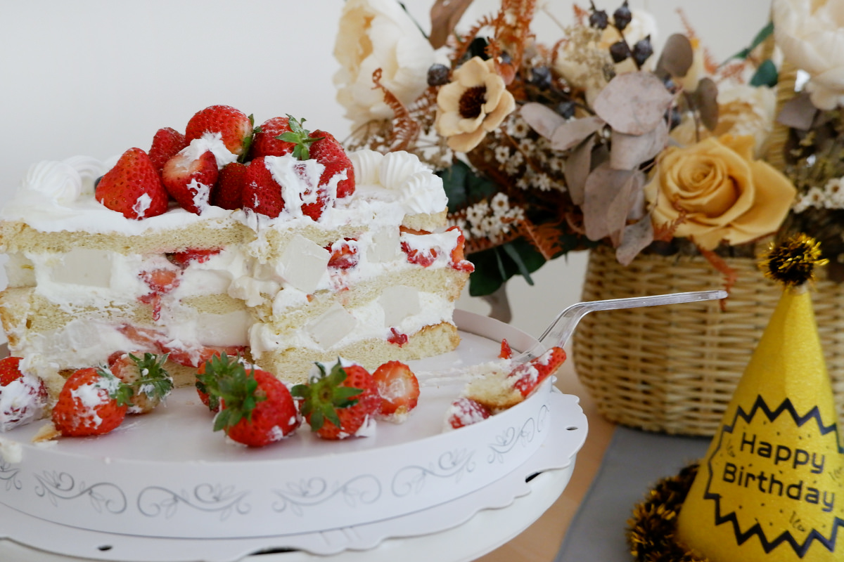 新竹蛋糕】 艾立蛋糕「北海道草莓奶凍」生日月的甜蜜主角寶貝喬三歲生日快樂– 艾琳兒的生活日常