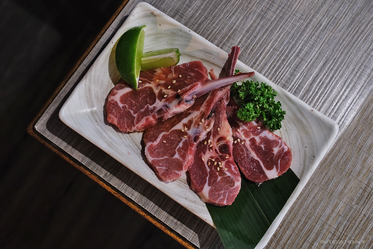 新竹｜柒伍無煙燒肉｜解放雙手 貼心代烤代剝 火烤兩吃吃到飽 新竹平價高質燒肉推薦