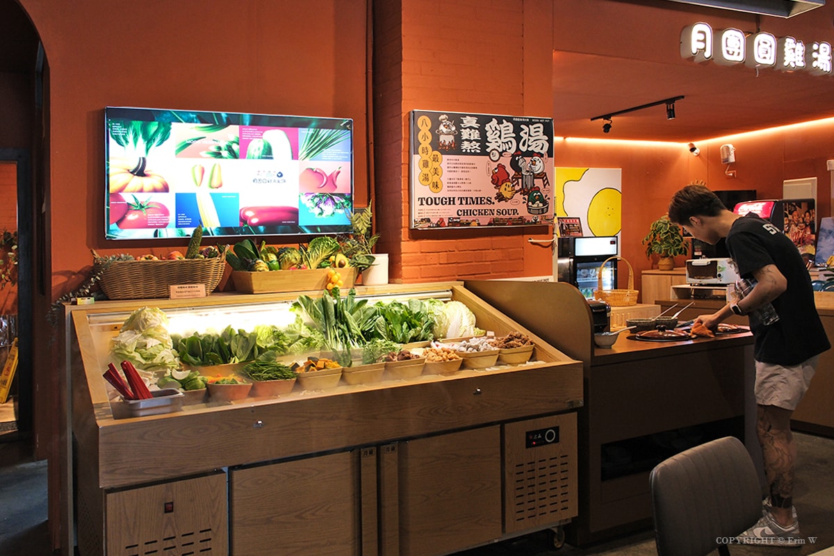 苗栗．頭份｜月團圓雞湯火鍋｜個人388元起的一鍋兩味鴛鴦鍋 野菜自助吧吃到飽 冬季暖身必吃的隱藏版薑母雞酒湯底