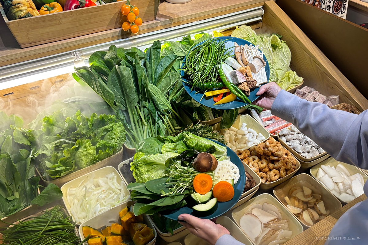 苗栗．頭份｜月團圓雞湯火鍋｜個人388元起的一鍋兩味鴛鴦鍋 野菜自助吧吃到飽 冬季暖身必吃的隱藏版薑母雞酒湯底