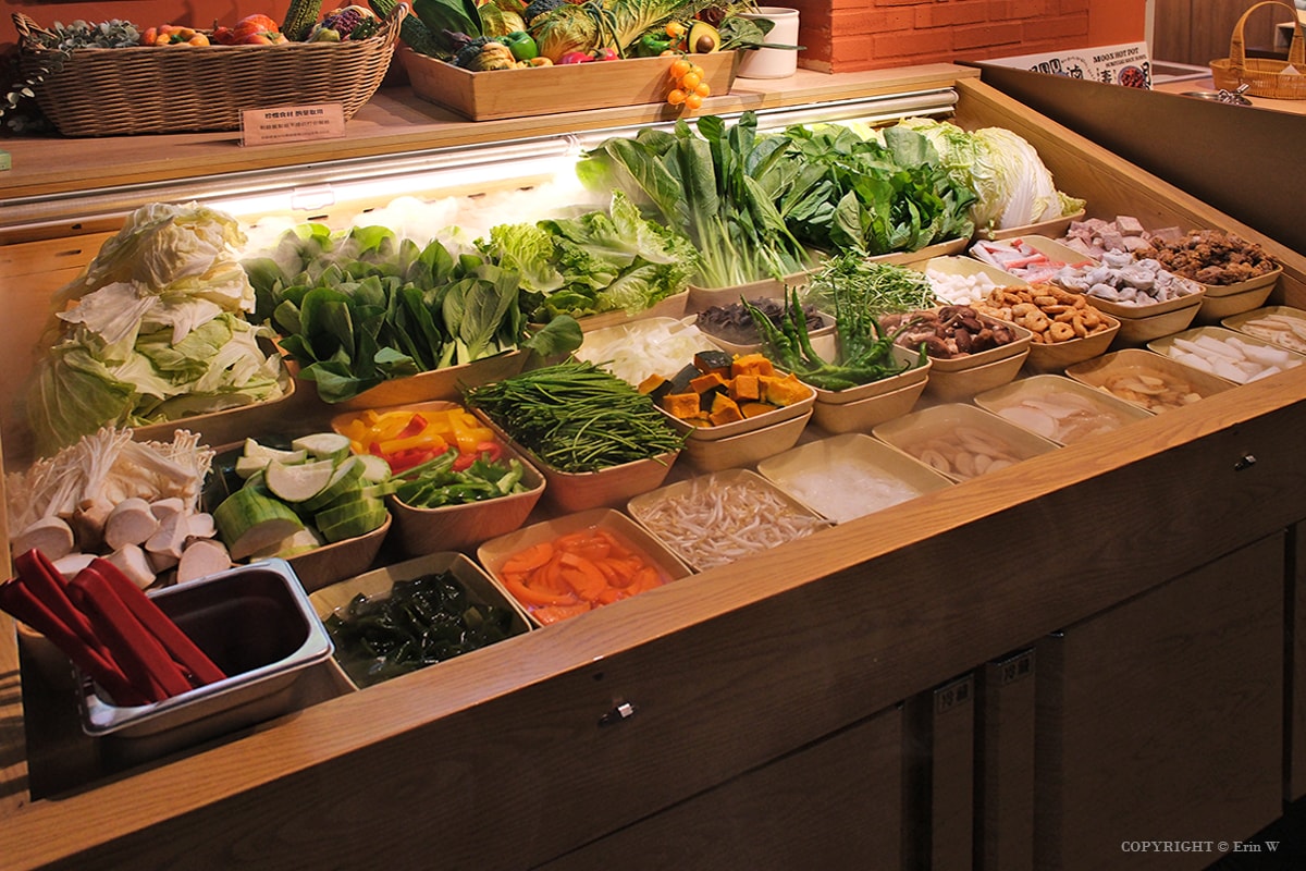 苗栗．頭份｜月團圓雞湯火鍋｜個人388元起的一鍋兩味鴛鴦鍋 野菜自助吧吃到飽 冬季暖身必吃的隱藏版薑母雞酒湯底