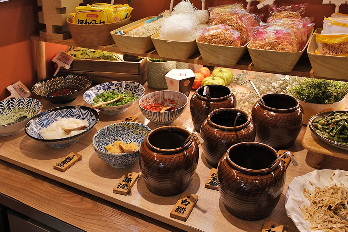 苗栗．頭份｜月團圓雞湯火鍋｜個人388元起的一鍋兩味鴛鴦鍋 野菜自助吧吃到飽 冬季暖身必吃的隱藏版薑母雞酒湯底