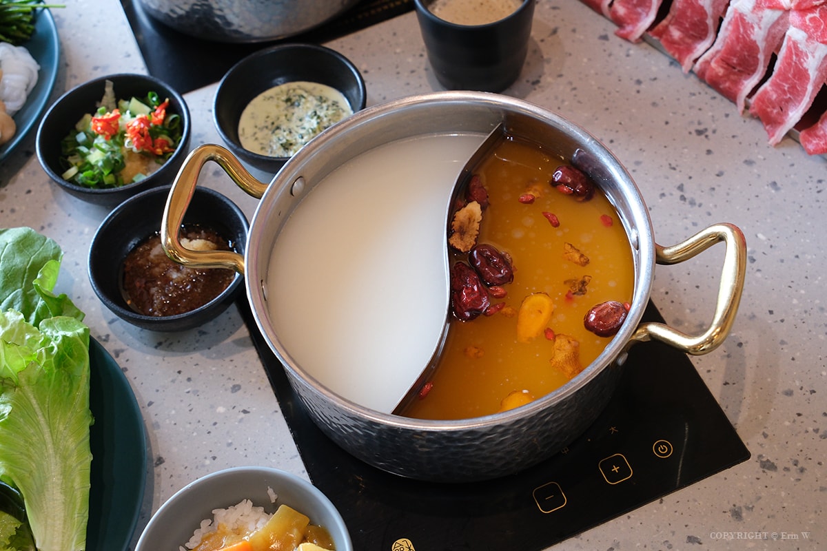 苗栗．頭份｜月團圓雞湯火鍋｜個人388元起的一鍋兩味鴛鴦鍋 野菜自助吧吃到飽 冬季暖身必吃的隱藏版薑母雞酒湯底