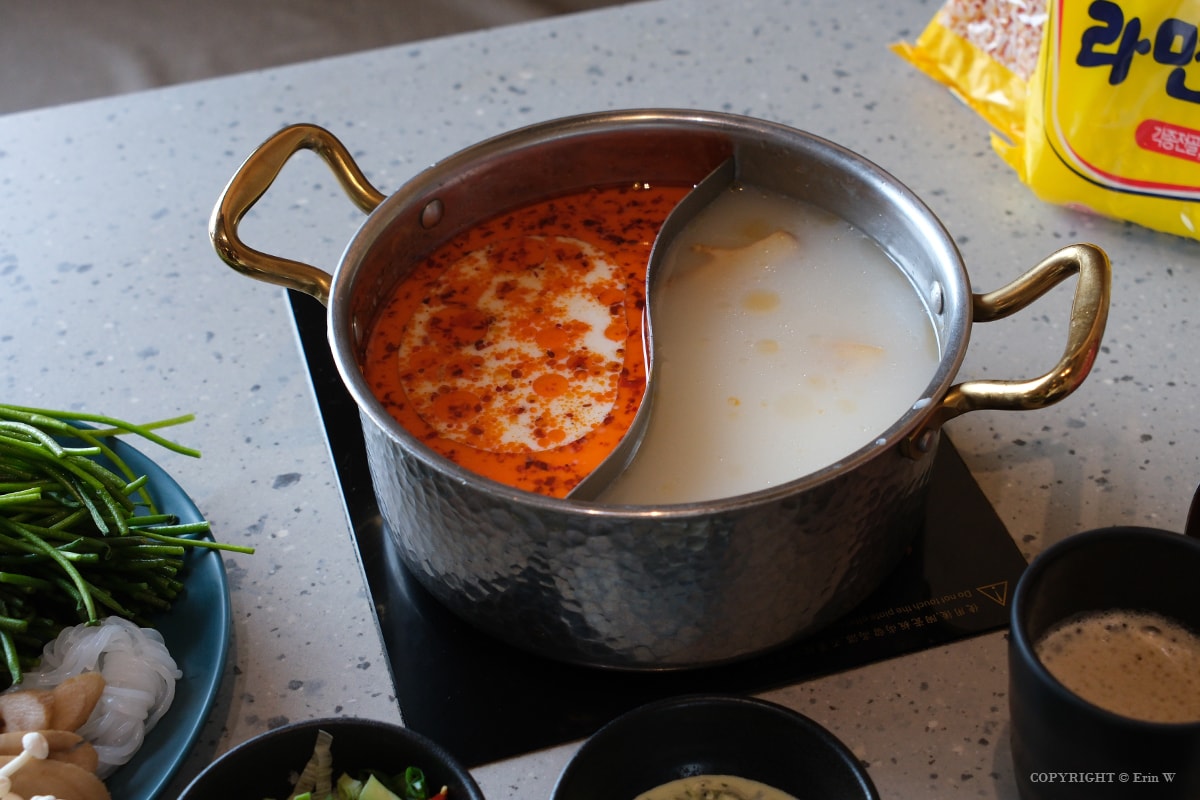 苗栗．頭份｜月團圓雞湯火鍋｜個人388元起的一鍋兩味鴛鴦鍋 野菜自助吧吃到飽 冬季暖身必吃的隱藏版薑母雞酒湯底